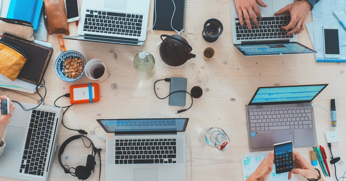 Freelance vs agence web : comment choisir en 2026 (guide PME)